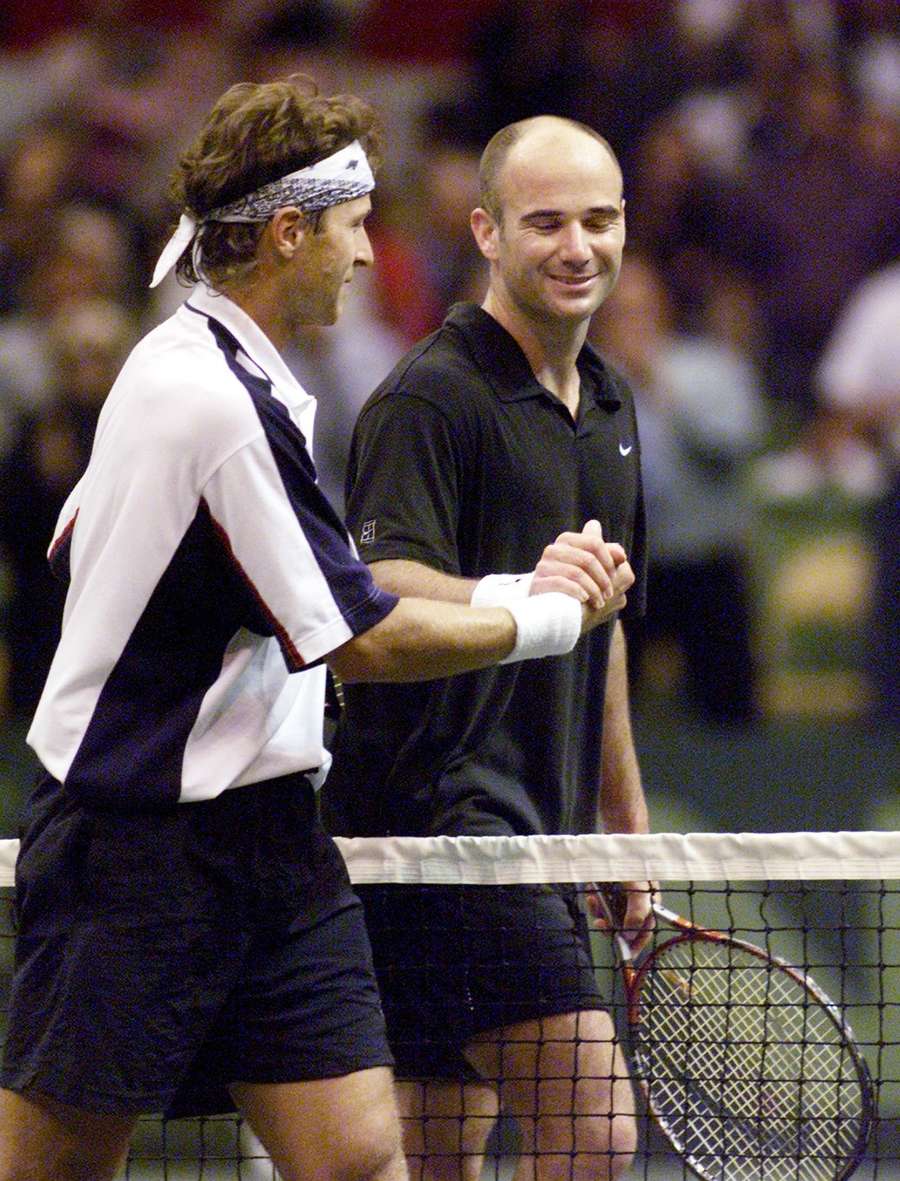 Ctislav Doseděl gratuluje Andre Agassimu na Davis Cupu 2000.