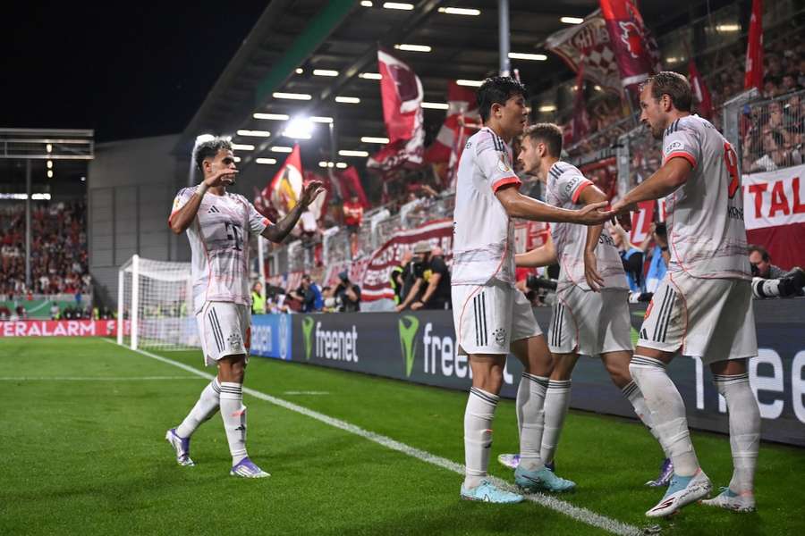 Die Bayern bejubeln das späte Siegtor im DFB Pokal in Wiesbaden. Die Bayern bejubeln das späte Siegtor im DFB Pokal in Wiesbaden.