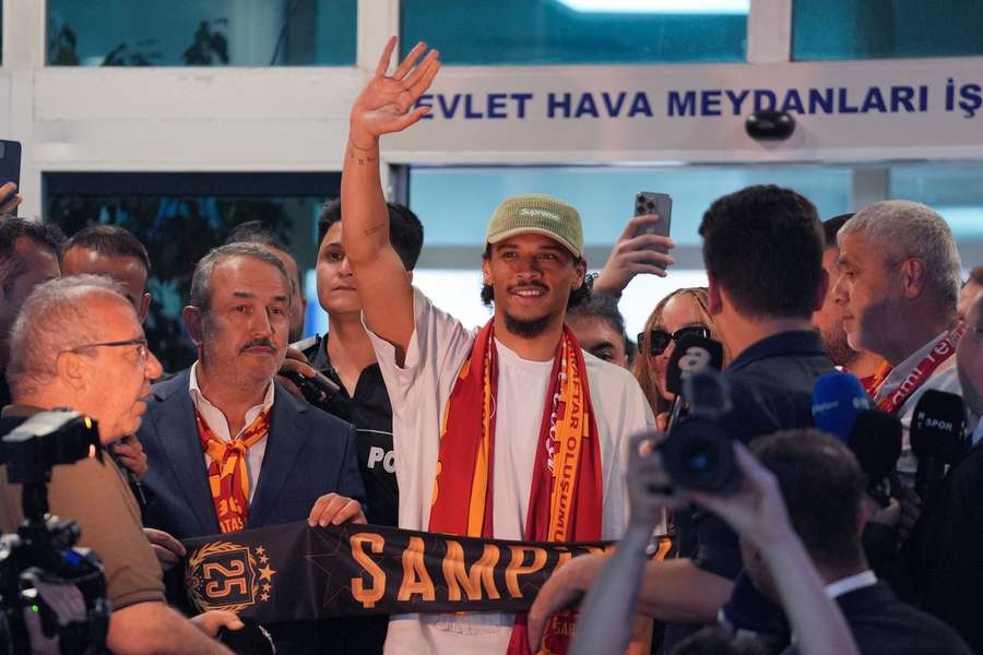 Leroy Sané bei seiner Landung in Istanbul.