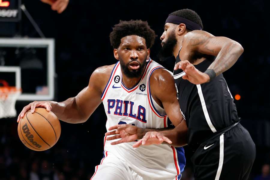 Embiid durante un partido de los Sixers