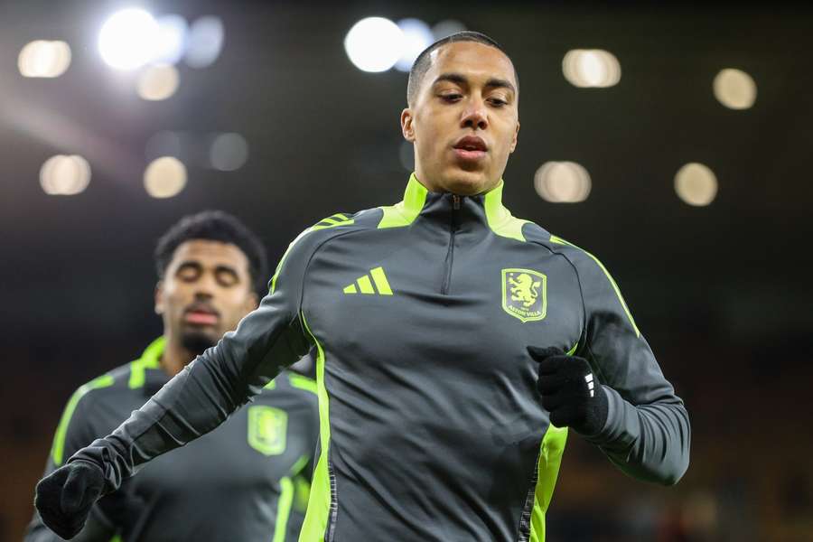 Youri Tielemens (8 Aston Villa) warms up