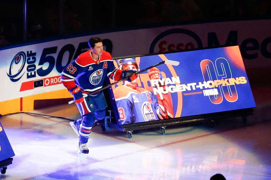 Nugent-Hopkins si oddýchne od ostrej akcie NHL.