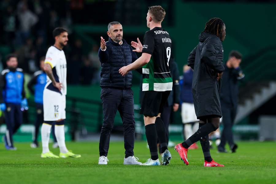 Rui Borges com Viktor Gyokeres no final do Sporting-Famalicão