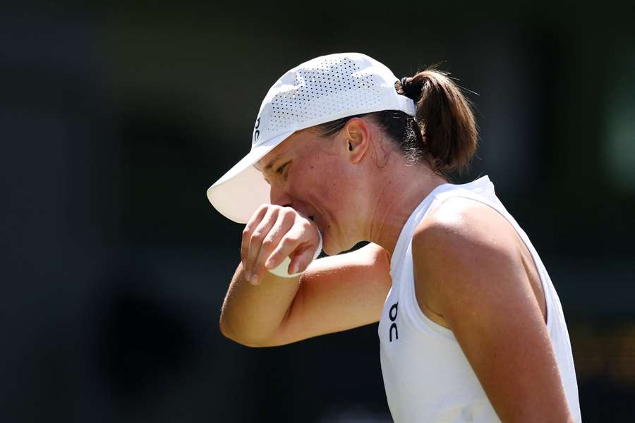 Dramat Świątek, obrończyni trofeum rozsypała się i żegna się z Wimbledonem w trzeciej rundzie Dramat Świątek, obrończyni trofeum rozsypała się i żegna się z Wimbledonem w trzeciej rundzie