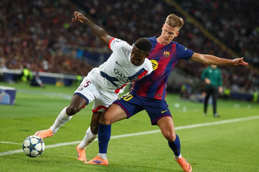 Dani Olmo pugna por un balón con Nuno Mendes