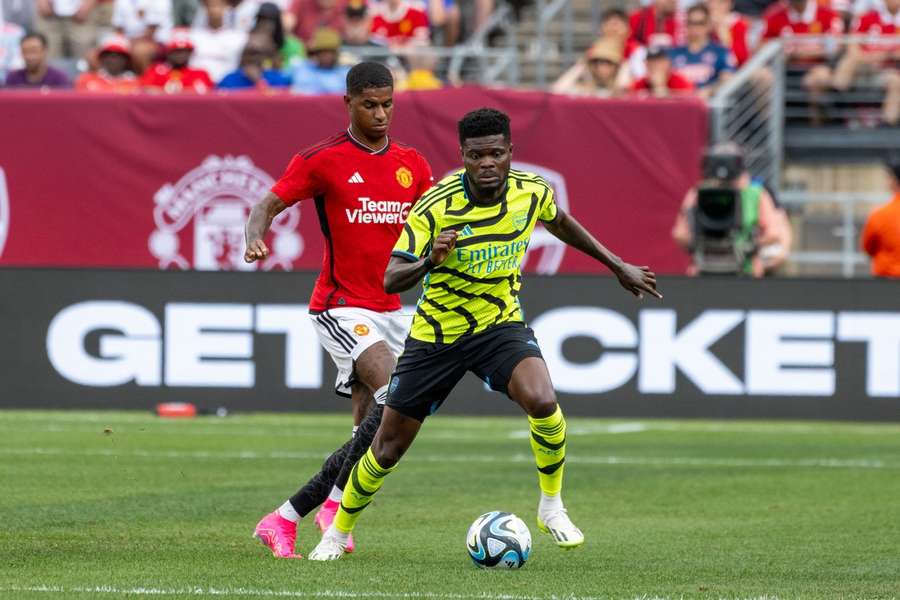 United's Marcus Rashford en Arsenal's Bukayo Saka in actie tijdens de vriendschappelijke ontmoeting op 22 juli