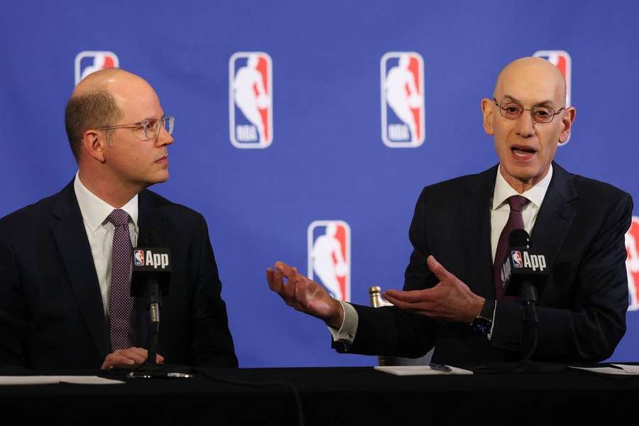 Evropský projekt představil po zasedání Rady guvernérů NBA komisionář zámořské ligy Adam Silver (vpravo).