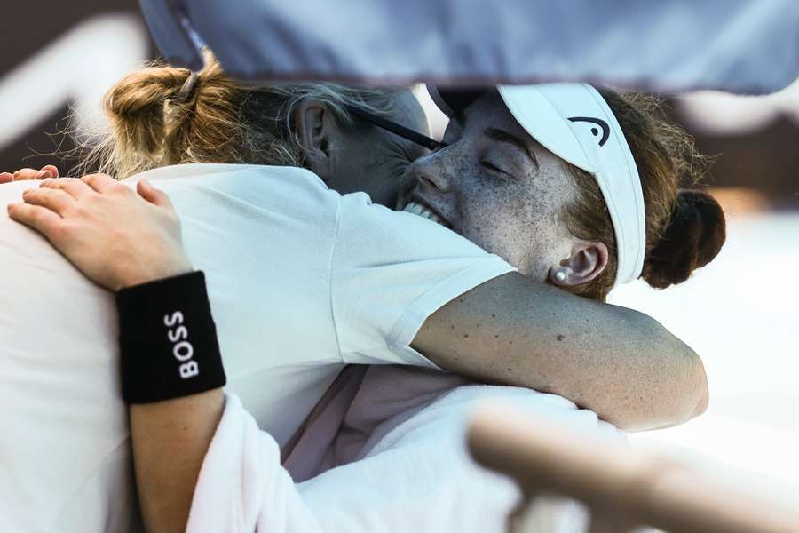 Australian Open: Tennis-Talent Ella Seidel wird nach dem Match von Bundestrainerin Barbara Rittner umarmt.