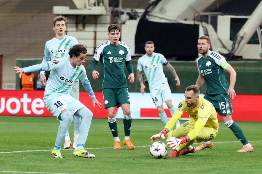 Pau López ataja un balón en Atenas