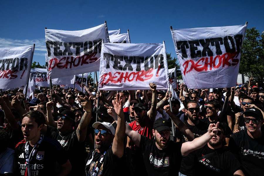 Los aficionados del Lyon, descontentos.