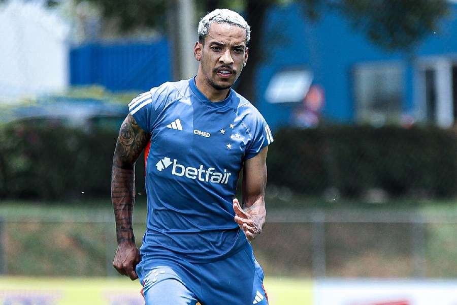 Matheus Pereira durante um treino do Cruzeiro