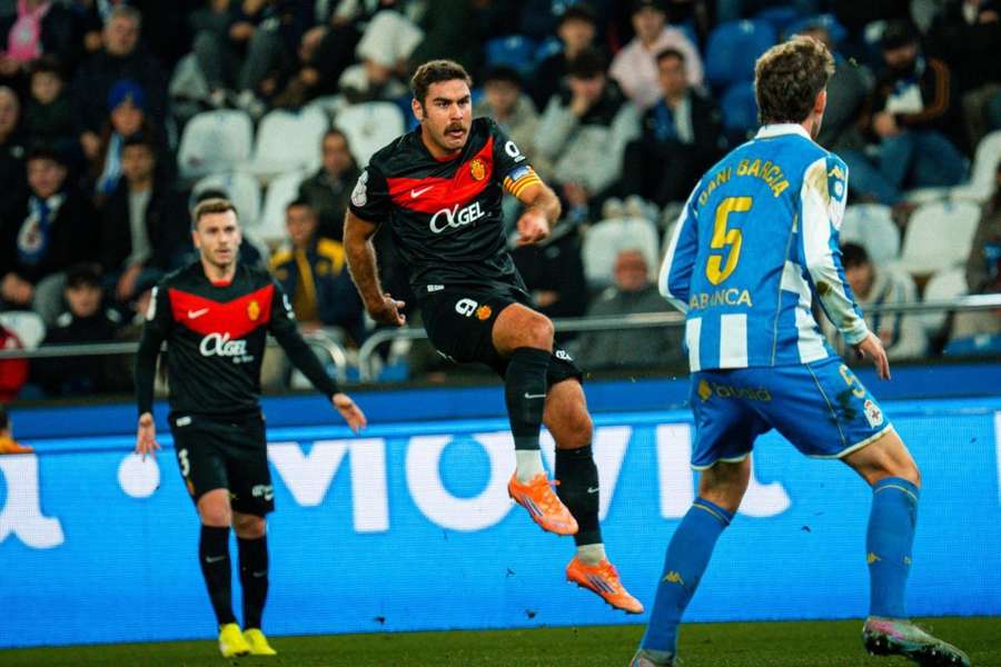 Abdón Prats lanza a puerta ante el Deportivo Abdón Prats lanza a puerta ante el Deportivo