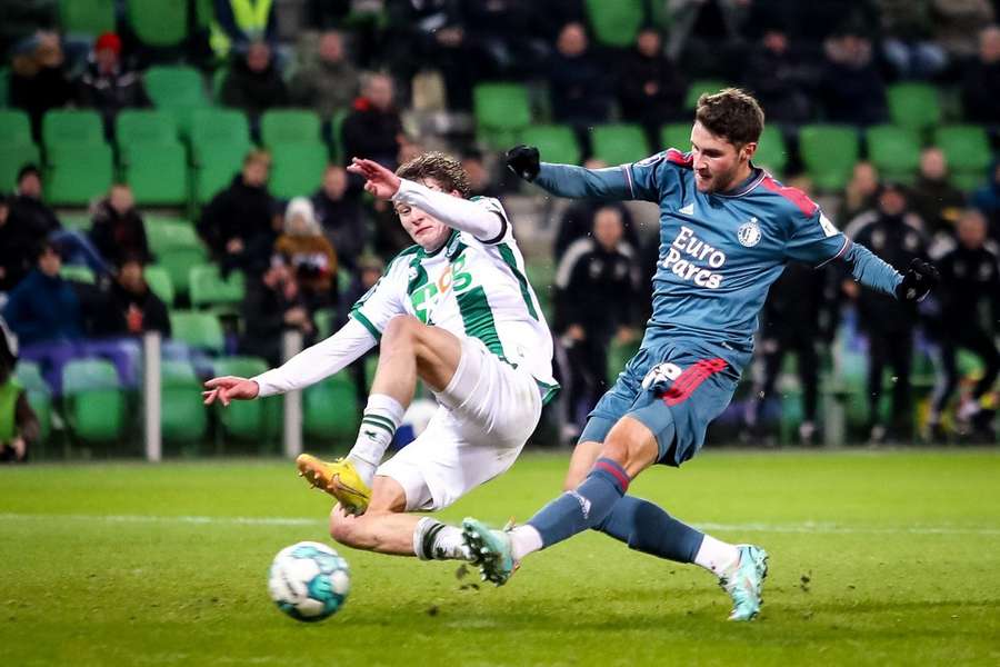 Isak Määttä van FC Groningen probeert zonder succes een schot te blokkeren van Santiago Giménez tijdens de eerdere ontmoeting dit seizoen