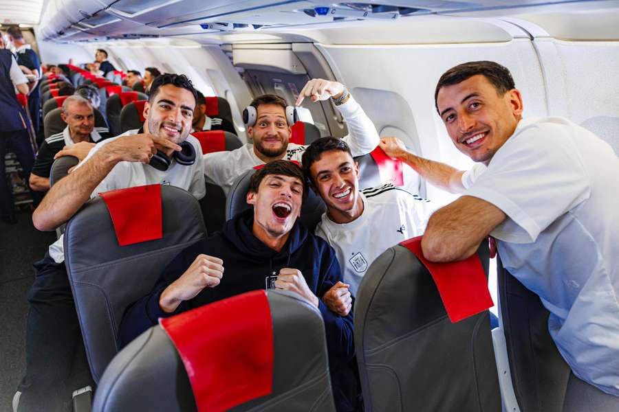 Oyarzábal y Merino, junto a Remiro, Le Normand y Zubimendi en el vuelo Berlín-Madrid