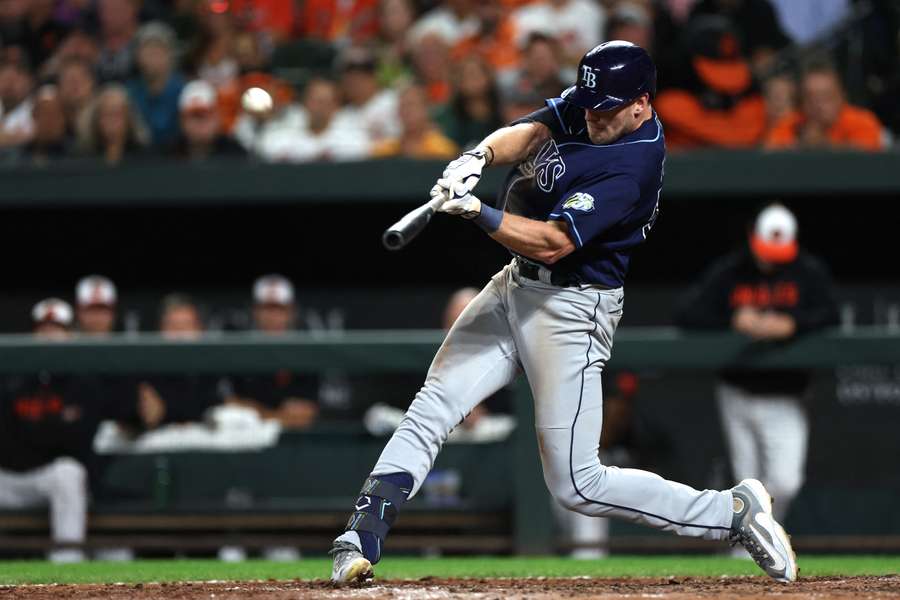 Tampa Bay's Luke Raley slaat een homerun tijdens de eerste wedstrijd van de serie op donderdag Tampa Bay's Luke Raley slaat een homerun tijdens de eerste wedstrijd van de serie op donderdag