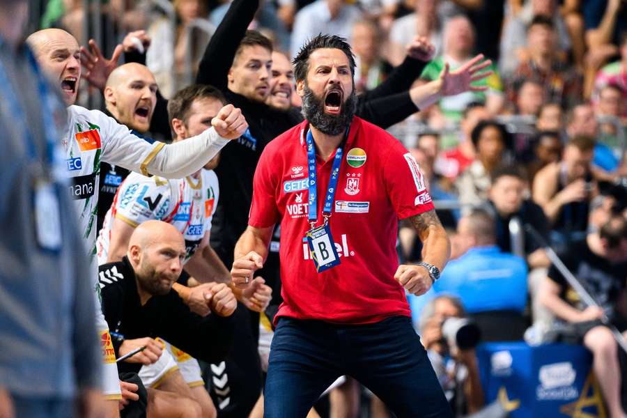 Bennet Wiegert und die Magdeburger Bank feiern den Gewinn der Champions League