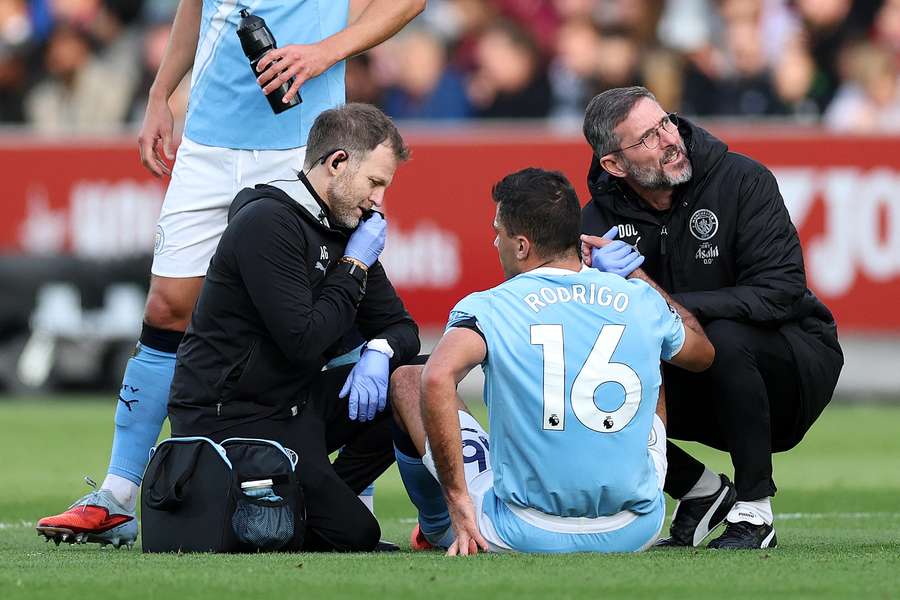 Rodri avec le staff médical de City, ce dimanche.