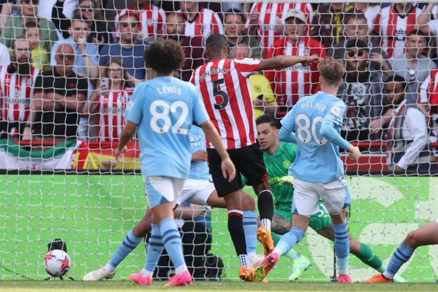 Pinnock fez o gol da vitória do Brentford perto do fim