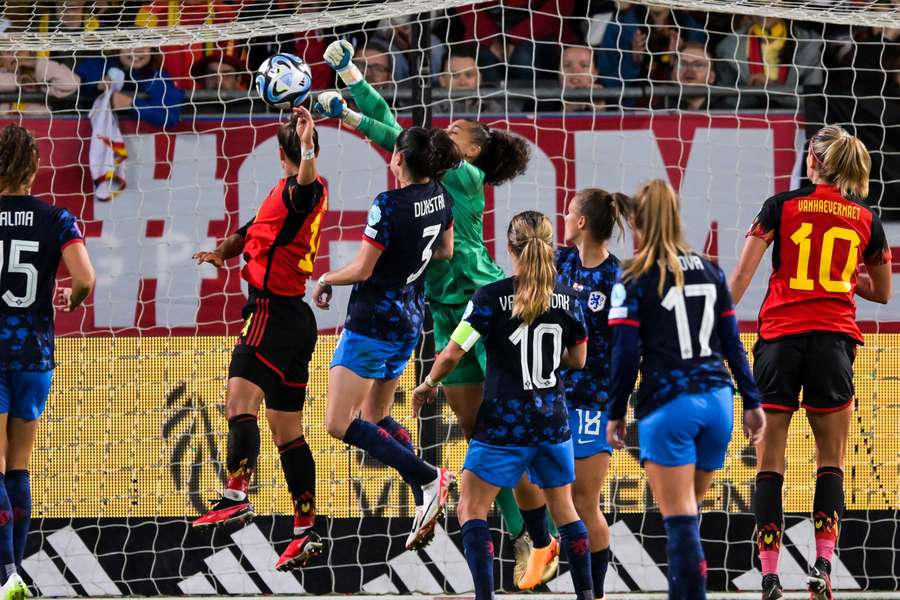 Keepster Jacintha Weimar blundert en Belgie komt op 2-1