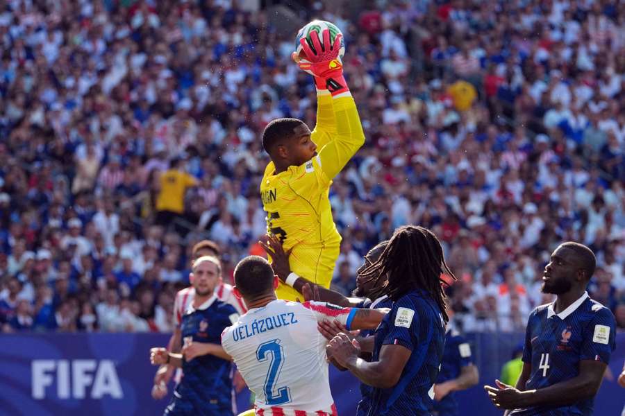 Mike Maignan contre le Paraguay. Mike Maignan contre le Paraguay.