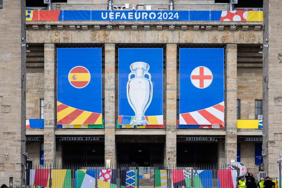 Olympiastadion em Berlim preparado para receber a final