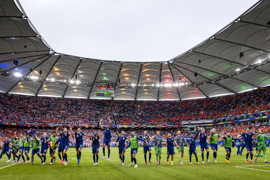 Oranje viert de zege op Polen met de fans