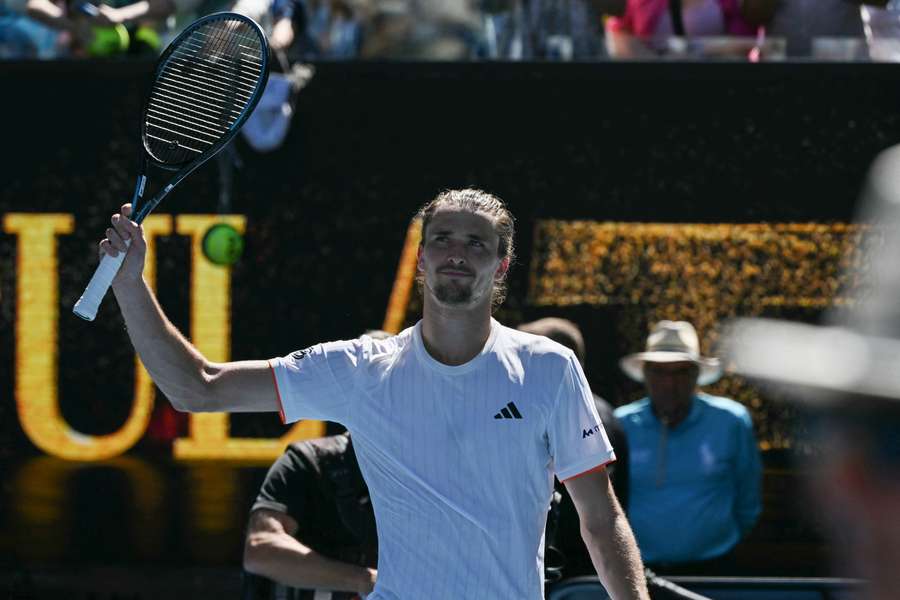 Alexander Zverev saluta il pubblico dopo la vittoria