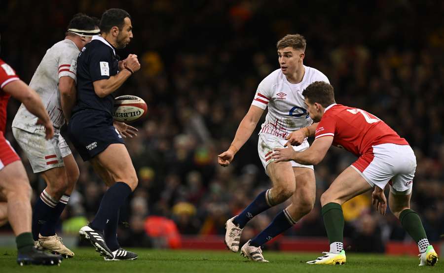 England's scrum-half Jack van Poortlviet passes the ball