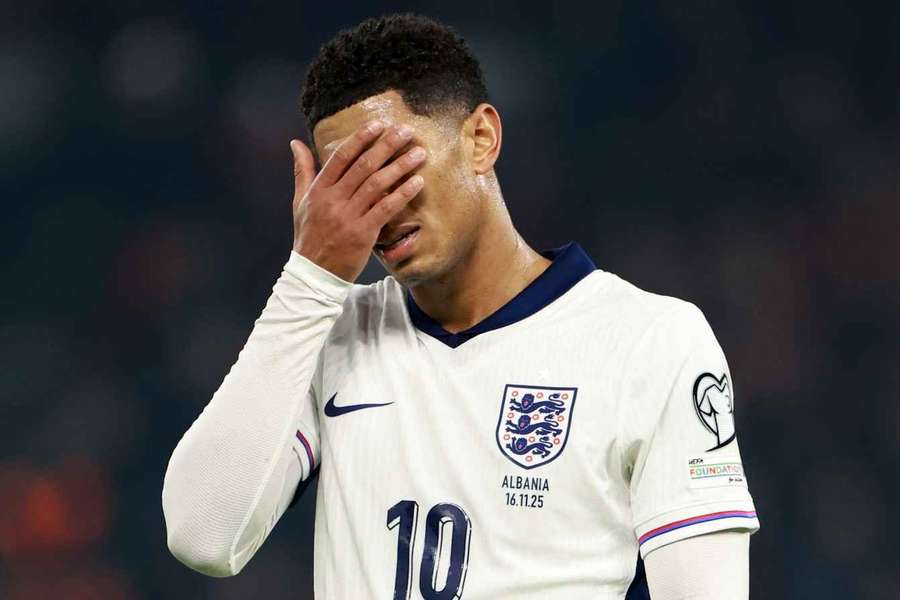 Bellingham nelibě nesl střídání v zápase s Albánií. Bellingham nelibě nesl střídání v zápase s Albánií.