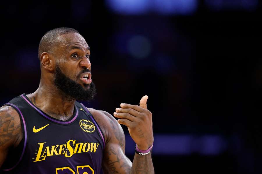 LeBron brilla con los Lakers en el partido frente a Portland.