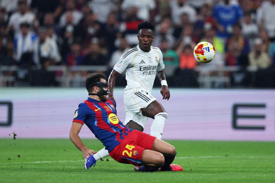Vinicius Jr. y Eric García durante la final de la Supercopa de España