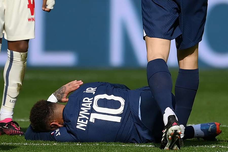 Neymar ømmer sig efter sin skade i kampen mod Lille.