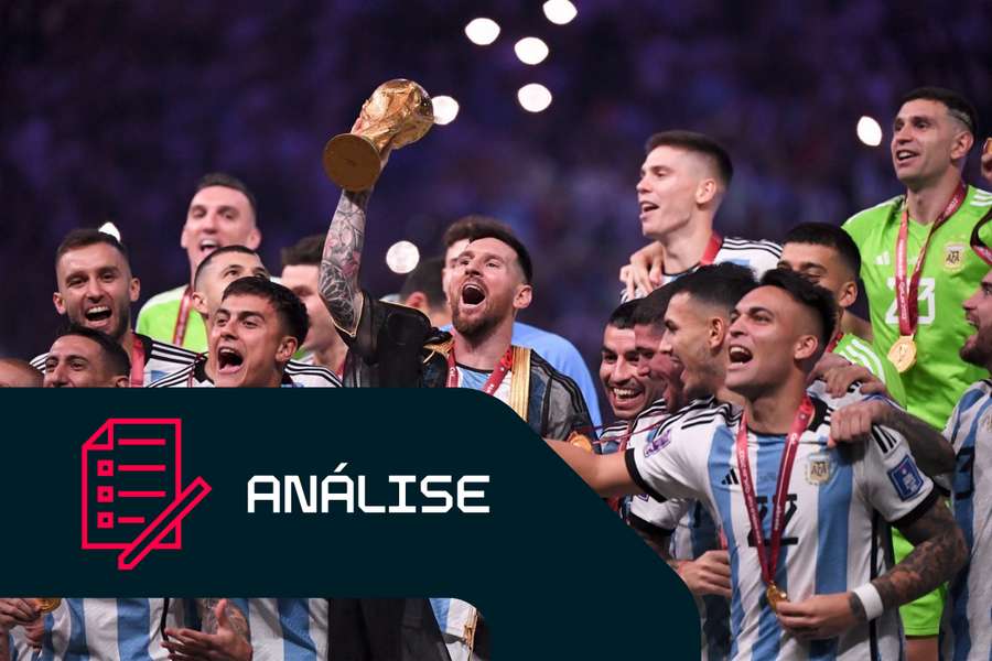 Lionel Messi com o troféu do Mundial no Catar Lionel Messi com o troféu do Mundial no Catar