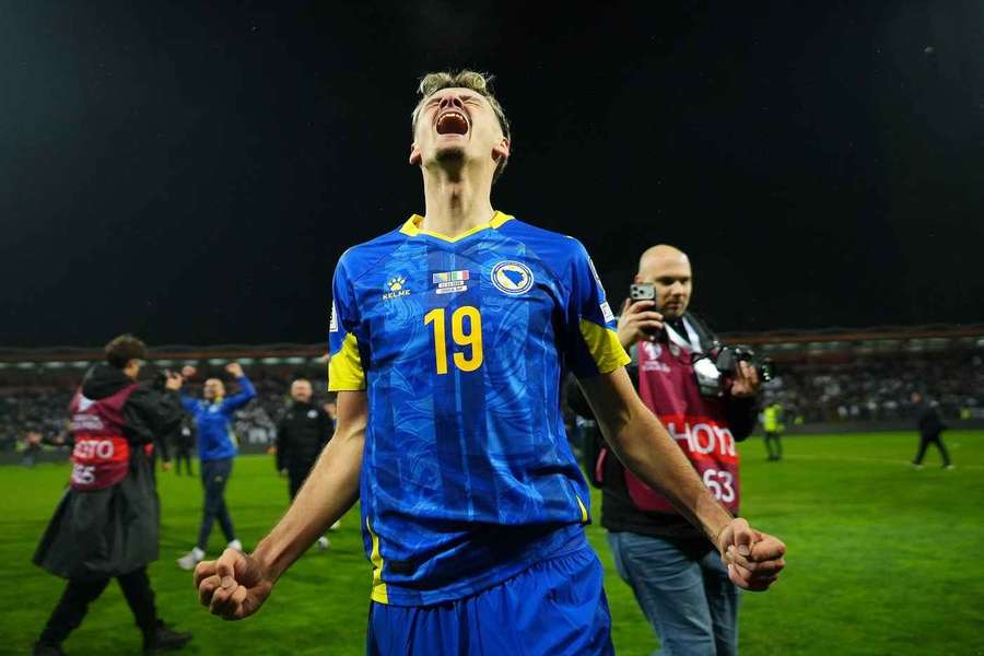 Kerim Alajbegovic nos festejos do apuramento da Bósnia para o Mundial-2026