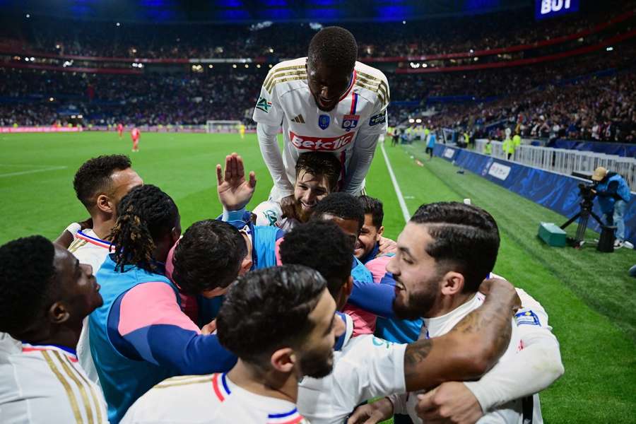 Lyon świętujący pokonanie Valenciennes i awans do finału Pucharu Francji