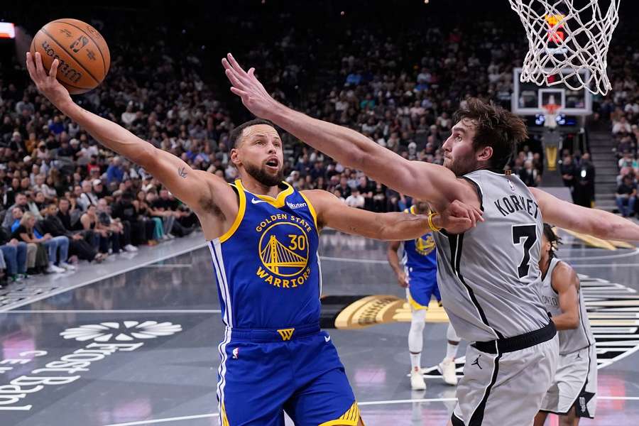 Stephen Curry střílí na koš San Antonia. Stephen Curry střílí na koš San Antonia.