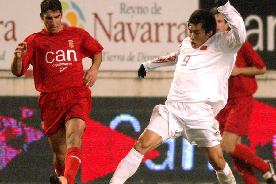 Raúl García ante Zheng Zhi, en un Navarra-China disputado en 2005
