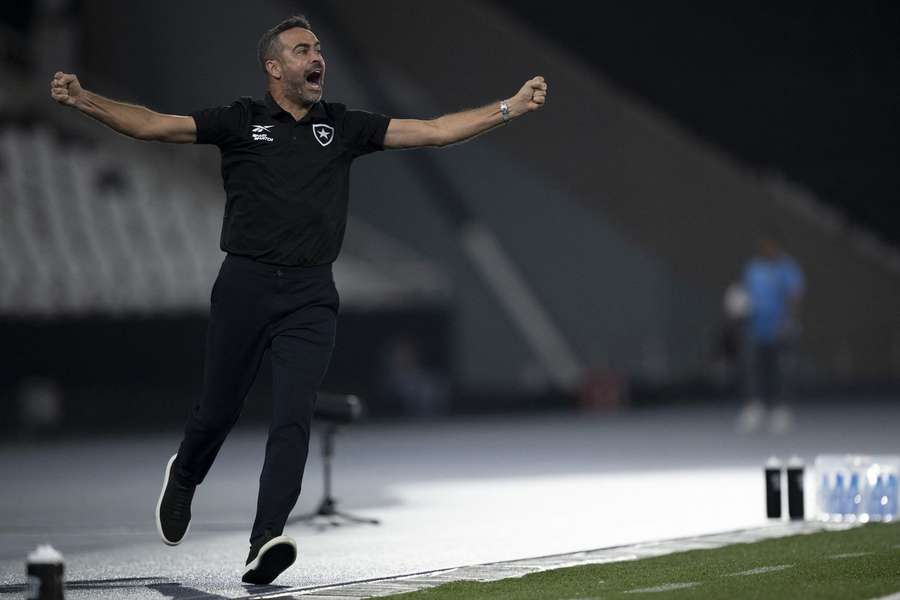 Artur Jorge celebra triunfo contra o Atlético-MG