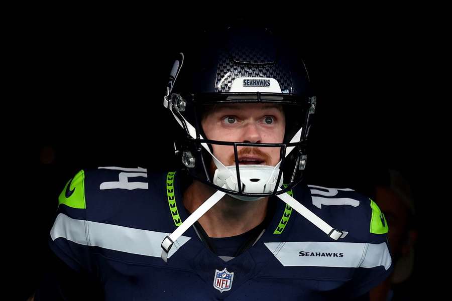Sam Darnold sofreu uma lesão no quadril e foi sacado da partida Sam Darnold sofreu uma lesão no quadril e foi sacado da partida