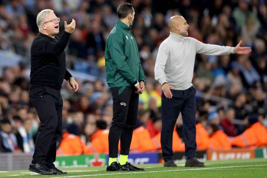 Lars Friis a Pep Guardiola při zápase Manchester City – Sparta.