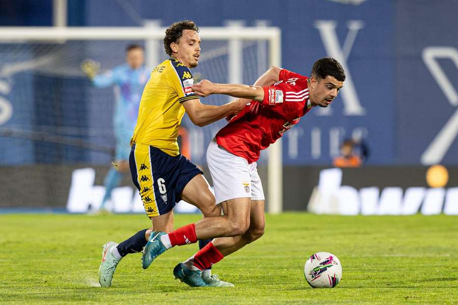 Amdouni saiu lesionado do jogo com o Estoril