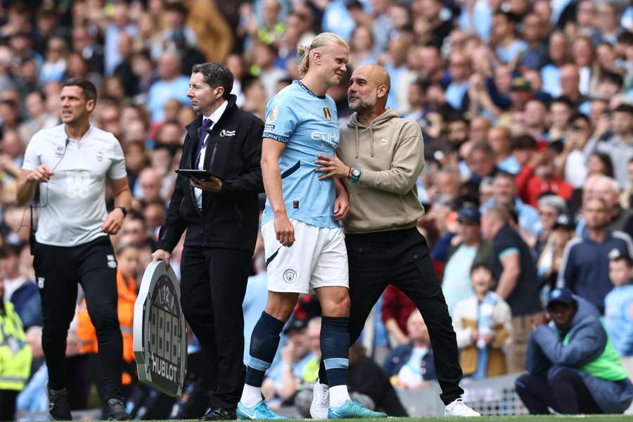 Pep Guardiola com Haaland, autor de um hat trick