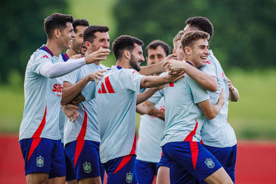 Los jugadores de España se abrazan en el entrenamiento anterior al duelo ante Georgia