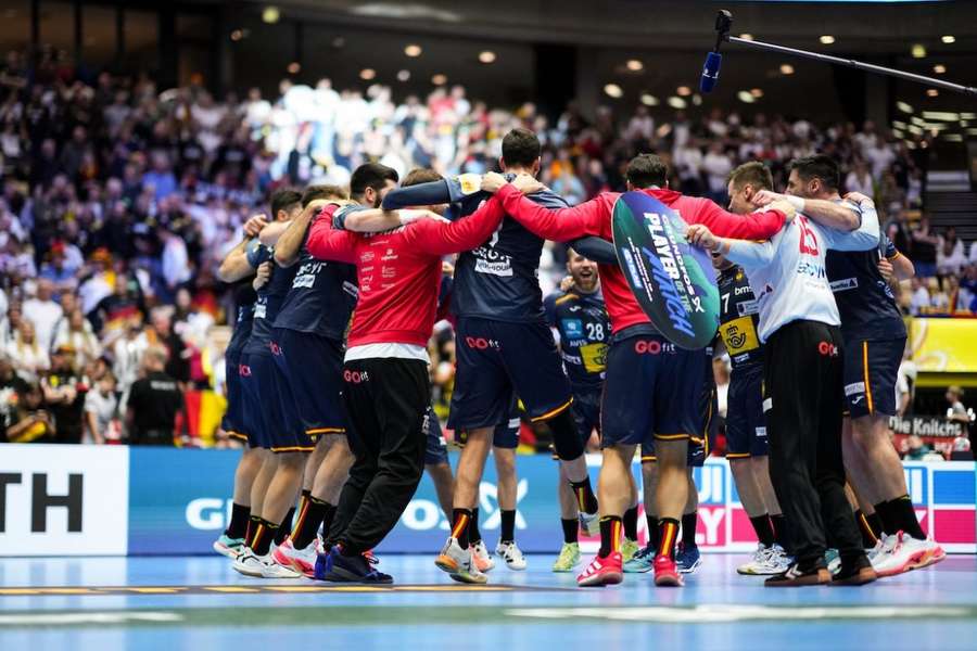 Los Hispanos celebran su victoria ante Austria