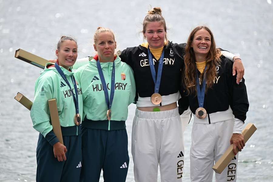 V.l.n.r.: Noemi Pupp, Sara Fojt, Paulina Paszek en Jule Marie Hake staan poseren met hun vier gedeelde bronzen medailles