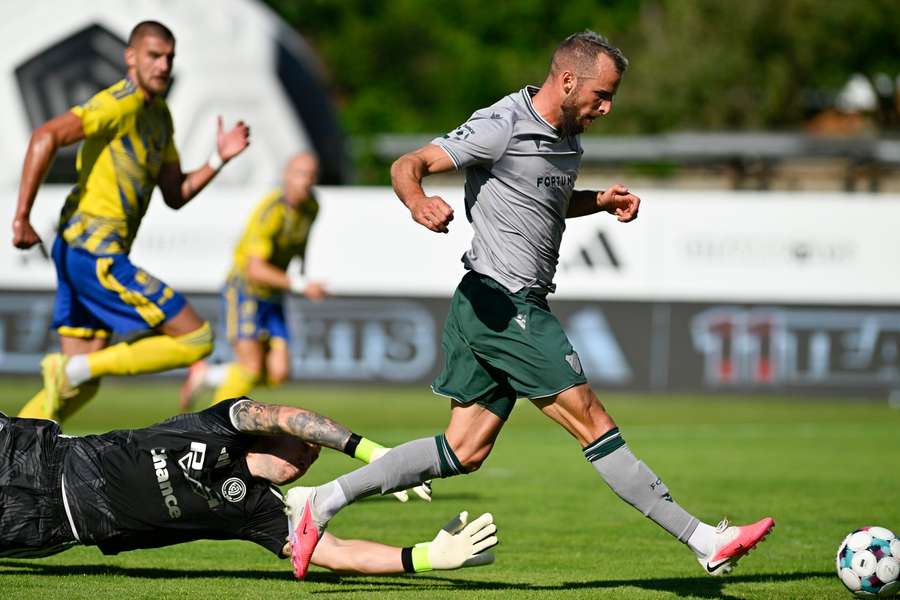Jurečka obchází brankáře Dostála