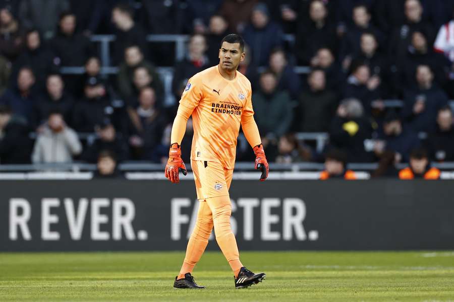 PSV-goalie Walter Benitez is na operatie aan knie voorlopig uit de roulatie