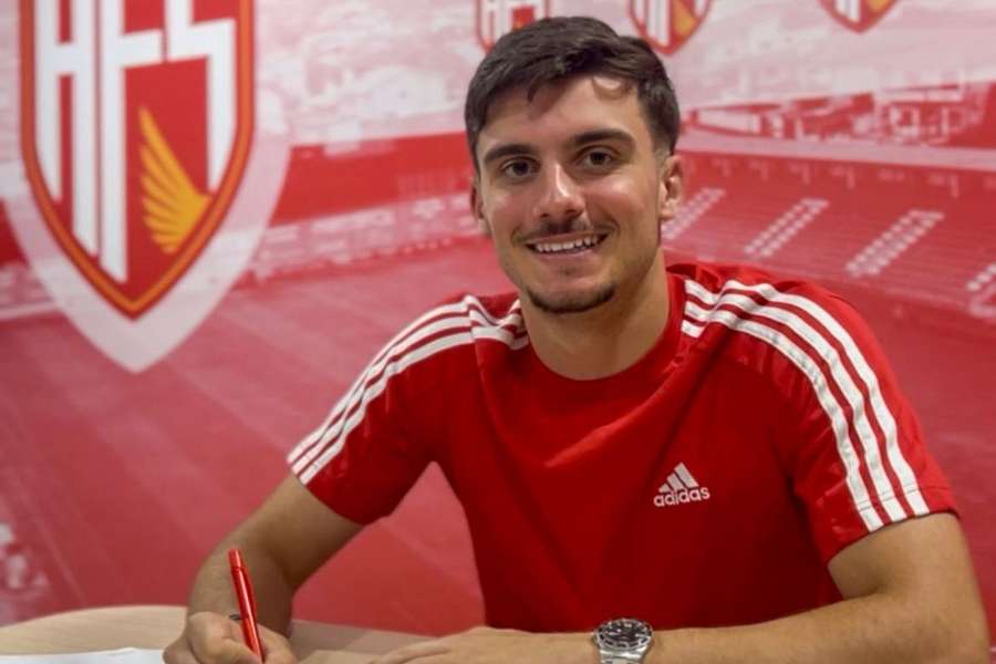 Rafael Rodrigues assina contrato com o Benfica