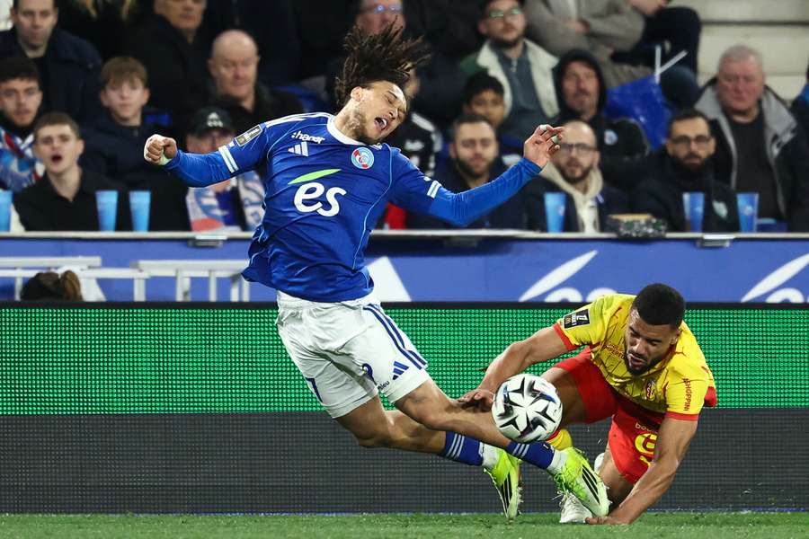 Udol disputa a bola com Diego Moreira