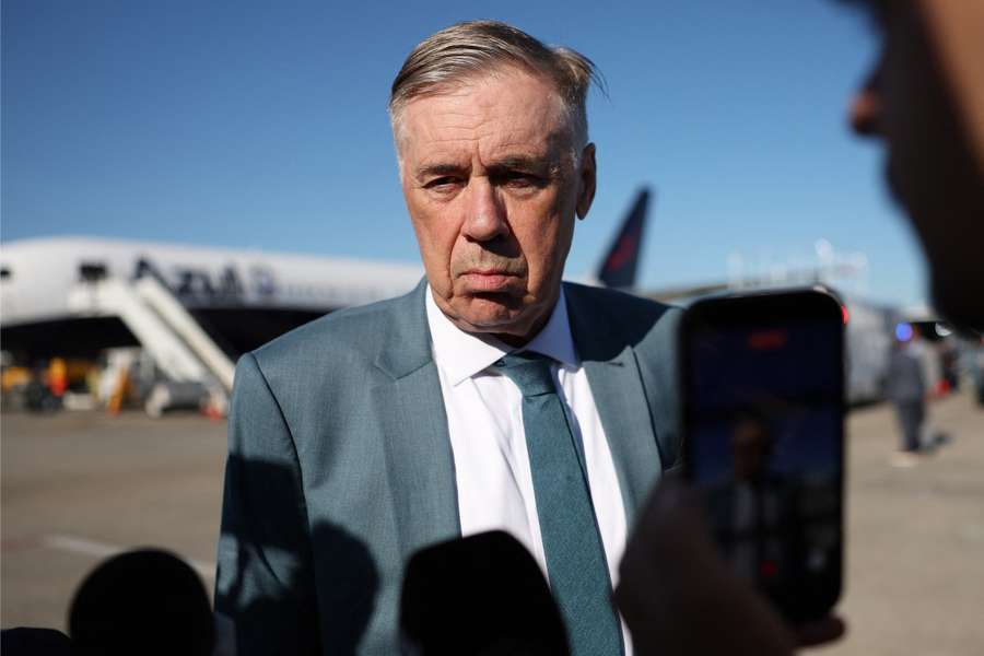 Carlo Ancelotti conversa com a imprensa em chegada a Nova Jersey Carlo Ancelotti conversa com a imprensa em chegada a Nova Jersey